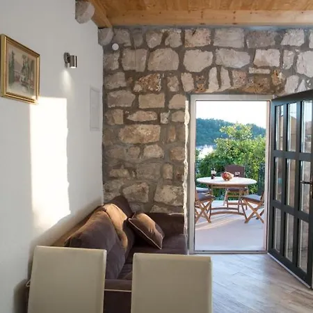 בית נופש Sweet Old Stone House